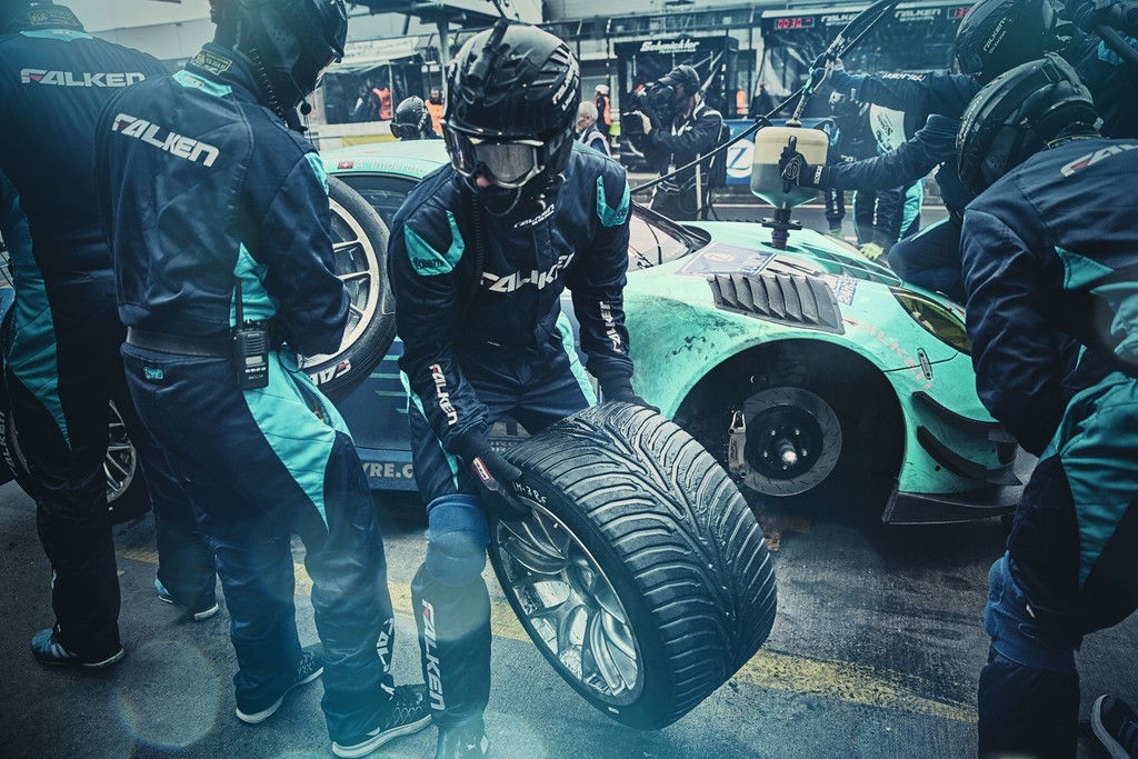 Η ομάδα Falken αλλάζει ελαστικά στα pits του Nürburgring το 2015