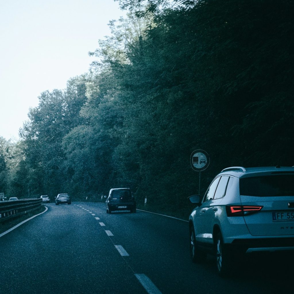 Αυτοκίνητο σε δρόμο — φωτογραφία Nereid Ndreu / Unsplash